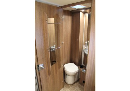 Low Profile Motorhome DETHLEFFS Trend T 7057 DBM modelo 2017 en Sale Occasion