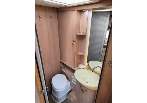 Integral Motorhome BURSTNER AVIANO I 727 en Sale Occasion