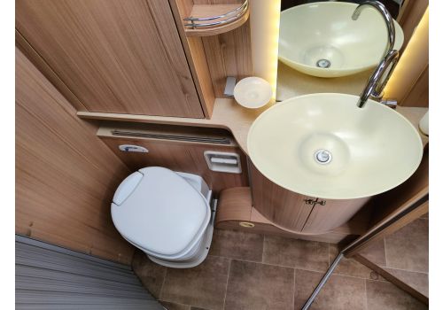 Integral Motorhome BURSTNER AVIANO I 727 en Sale Occasion
