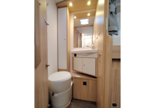 Low Profile Motorhome SUNLIGHT T68 en Rent