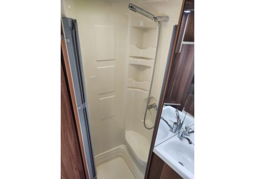 Capuchina Motorhome ROLLER TEAM Zefiro 275 en Sale Occasion