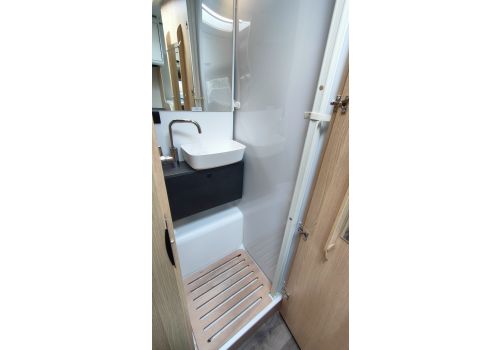 Low Profile Motorhome SUNLIGHT T67S Adventure Edition en Sale Occasion