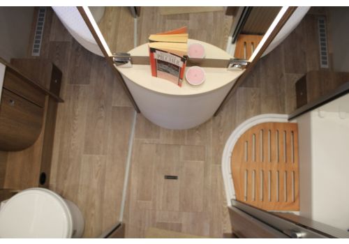Low Profile Motorhome DETHLEFFS Esprit T 7150-2 DBT modelo 2019 en Sale Occasion