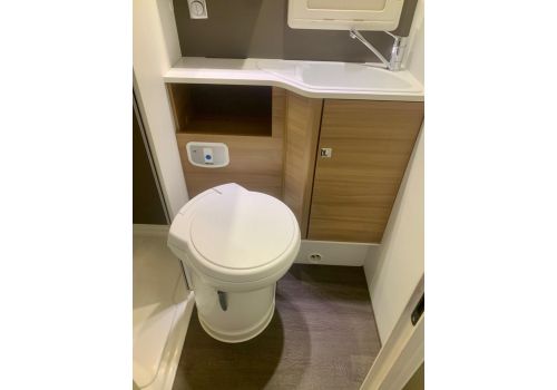 Capuchina Motorhome ADRIA Coral XL A 670 DK en Sale Occasion