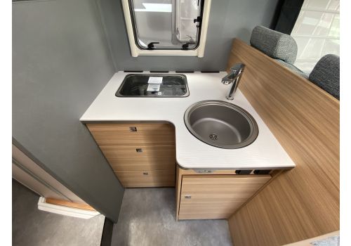 Low Profile Motorhome DETHLEFFS Just T7052 DBM en Rent