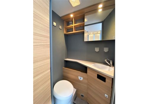 Low Profile Motorhome DETHLEFFS Just T7052 DBM en Rent