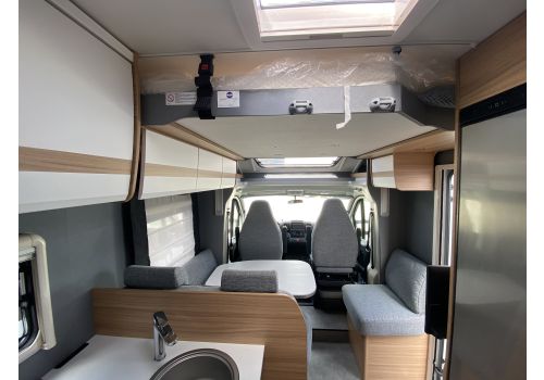 Low Profile Motorhome DETHLEFFS Just T7052 DBM en Rent