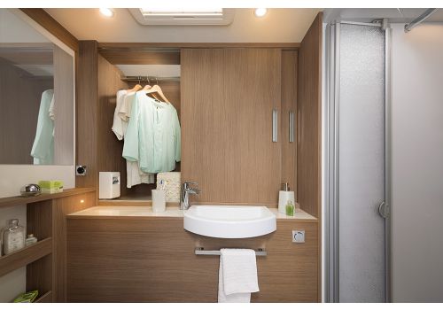 Low Profile Motorhome DETHLEFFS 4-travel T 6966-4 modelo 2017 en Sale Occasion