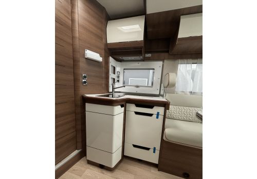Low Profile Motorhome RAPIDO 696 F en Catalog
