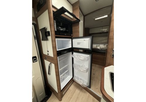 Low Profile Motorhome RAPIDO 696 F en Catalog