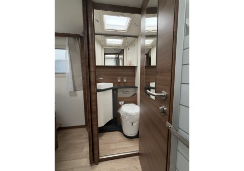 Low Profile Motorhome RAPIDO 696 F en Catalog