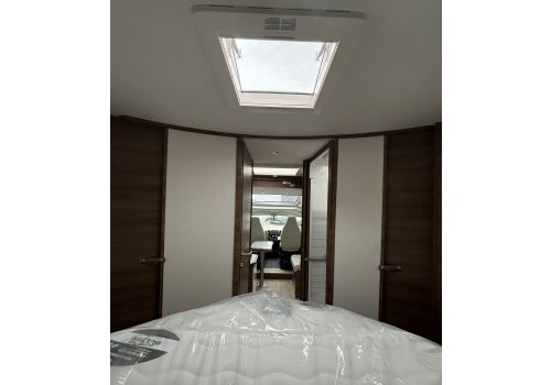Low Profile Motorhome RAPIDO 696 F en Catalog