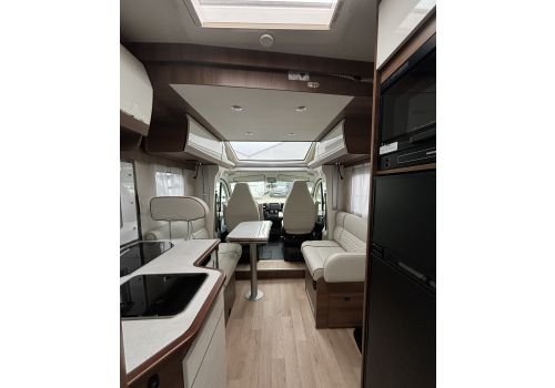 Low Profile Motorhome RAPIDO 696 F en Catalog