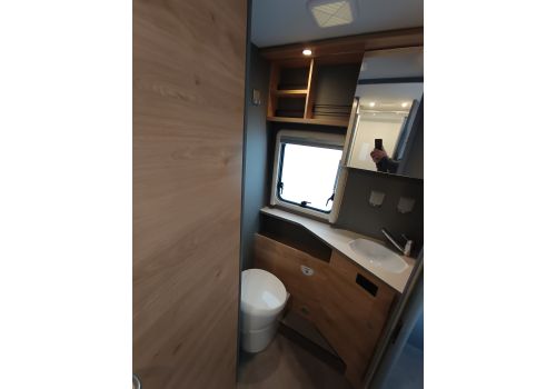 Low Profile Motorhome DETHLEFFS Camp T 7052 DBM en Rent