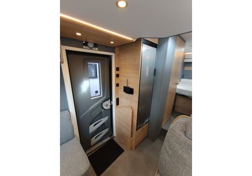Low Profile Motorhome DETHLEFFS Camp T 7052 DBM en Rent