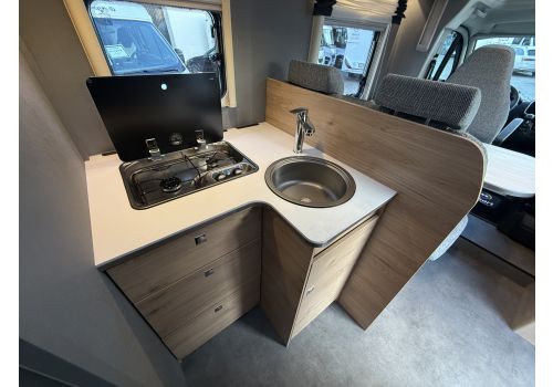 Low Profile Motorhome DETHLEFFS Just T7052 en Rent