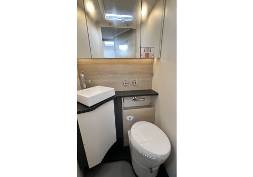 Low Profile Motorhome RAPIDO C86 Night Edition Modelo 2025 en Sale Occasion