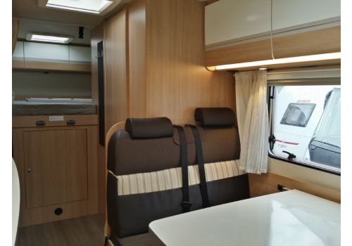 Capuchina Motorhome SUNLIGHT A-70 con amplio garaje en Sale Occasion