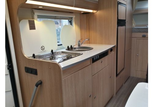 Capuchina Motorhome SUNLIGHT A-70 con amplio garaje en Sale Occasion
