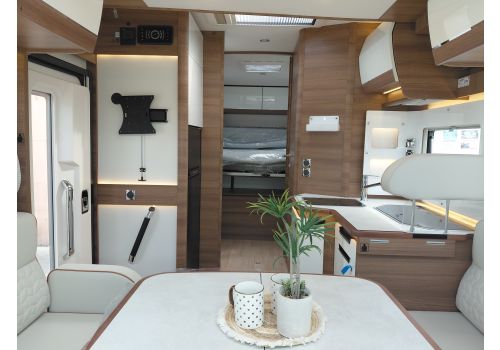Low Profile Motorhome RAPIDO 696F en Catalog