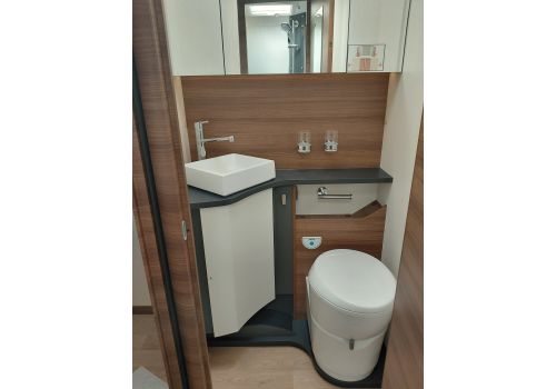 Low Profile Motorhome RAPIDO 696F en Catalog