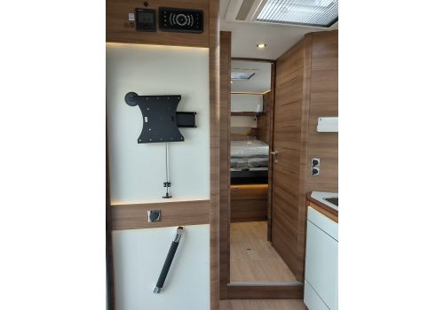 Low Profile Motorhome RAPIDO 696F en Catalog