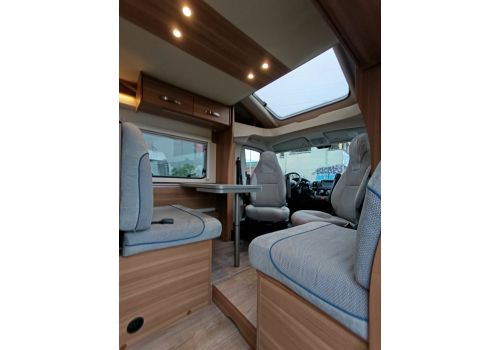 Low Profile Motorhome WEINSBERG Carasuite 700 ME en Sale Occasion