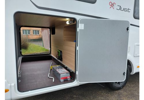 Low Profile Motorhome DETHLEFFS Just 7052 EB en Rent