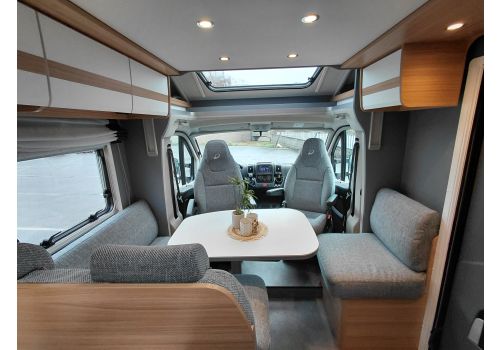 Low Profile Motorhome DETHLEFFS Just 7052 EB en Rent