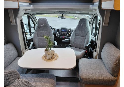 Low Profile Motorhome DETHLEFFS Just 7052 EB en Rent