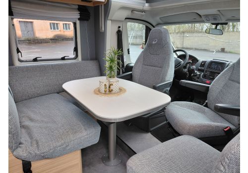 Low Profile Motorhome DETHLEFFS Just 7052 EB en Rent