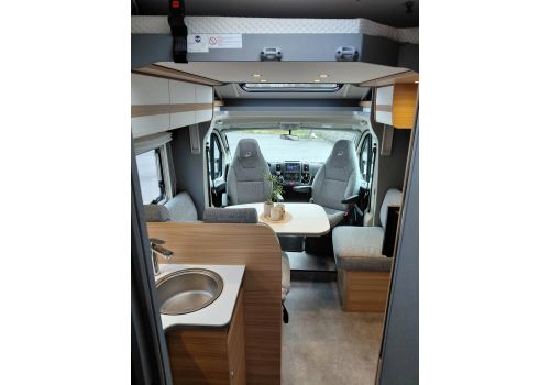 Low Profile Motorhome DETHLEFFS Just 7052 EB en Rent