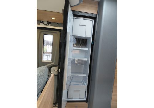 Low Profile Motorhome DETHLEFFS Just 7052 EB en Rent