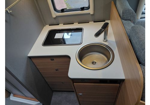 Low Profile Motorhome DETHLEFFS Just 7052 EB en Rent