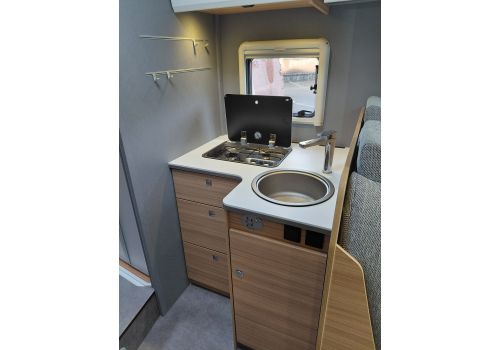 Low Profile Motorhome DETHLEFFS Just 7052 EB en Rent