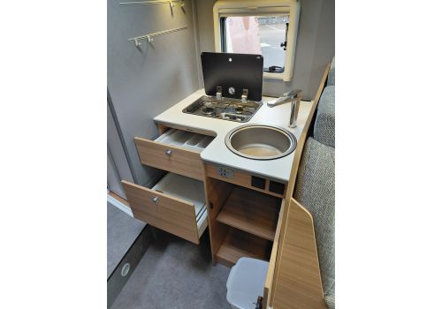 Low Profile Motorhome DETHLEFFS Just 7052 EB en Rent