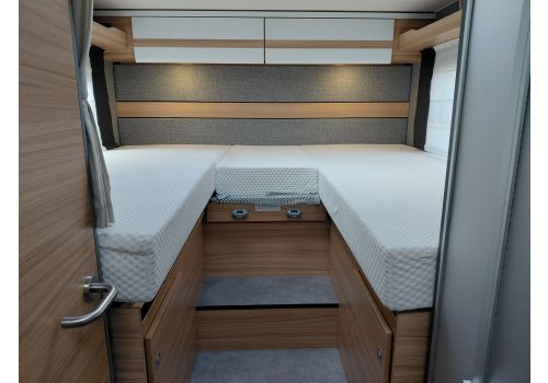 Low Profile Motorhome DETHLEFFS Just 7052 EB en Rent