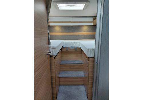 Low Profile Motorhome DETHLEFFS Just 7052 EB en Rent