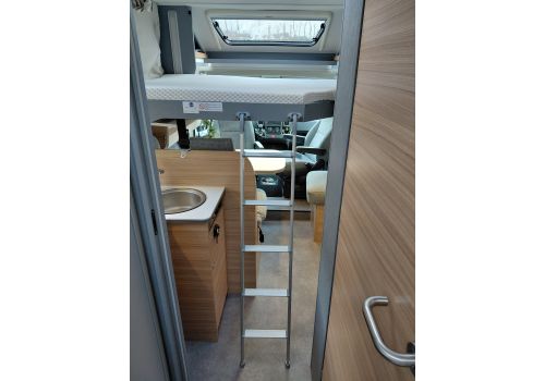 Low Profile Motorhome DETHLEFFS Just 7052 EB en Rent