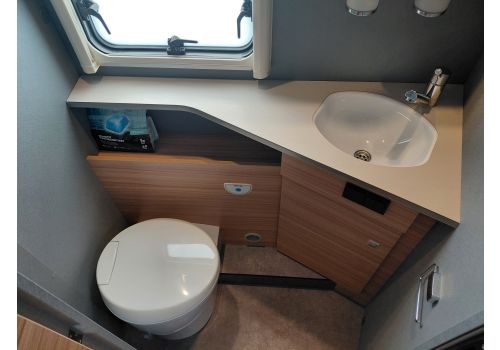 Low Profile Motorhome DETHLEFFS Just 7052 EB en Rent