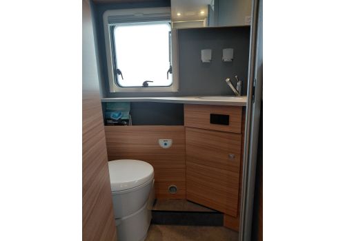 Low Profile Motorhome DETHLEFFS Just 7052 EB en Rent