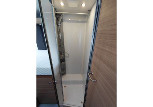 Low Profile Motorhome DETHLEFFS Just 7052 EB en Rent