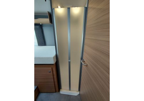 Low Profile Motorhome DETHLEFFS Just 7052 EB en Rent