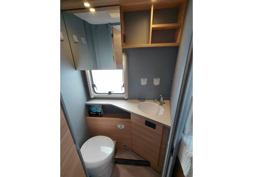 Low Profile Motorhome DETHLEFFS Just 7052 EB en Rent