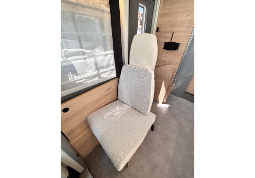 Low Profile Motorhome DETHLEFFS Just Camp T7052DBL en Catalog
