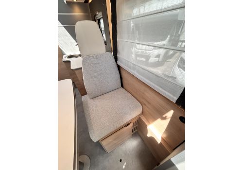 Low Profile Motorhome DETHLEFFS Just Camp T7052DBL en Catalog