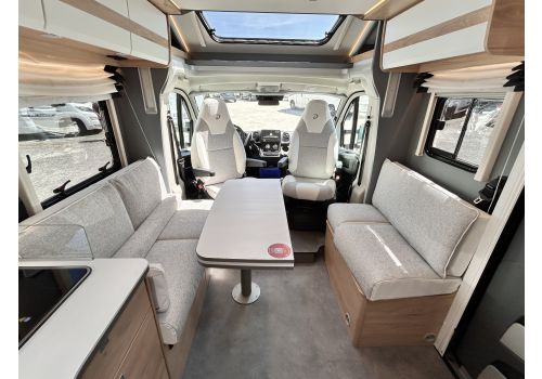 Low Profile Motorhome DETHLEFFS Just Camp T7052DBL en Catalog