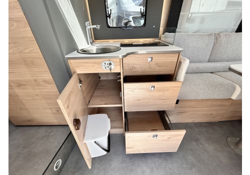 Low Profile Motorhome DETHLEFFS Just Camp T7052DBL en Catalog