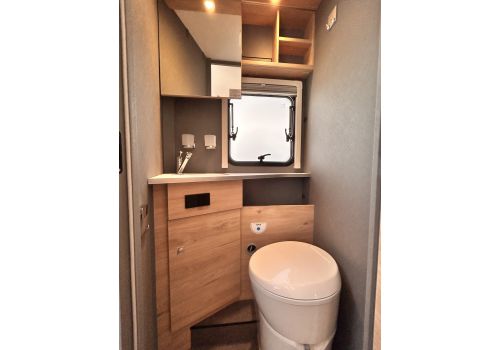 Low Profile Motorhome DETHLEFFS Just Camp T7052DBL en Catalog