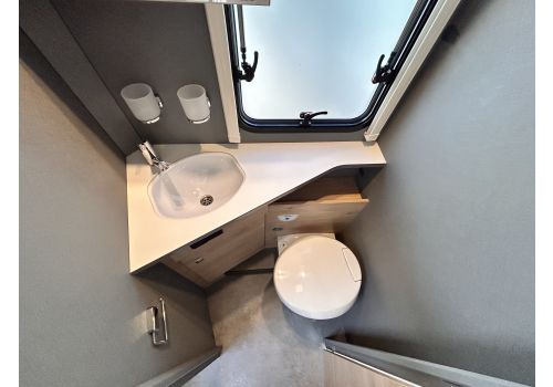 Low Profile Motorhome DETHLEFFS Just Camp T7052DBL en Catalog